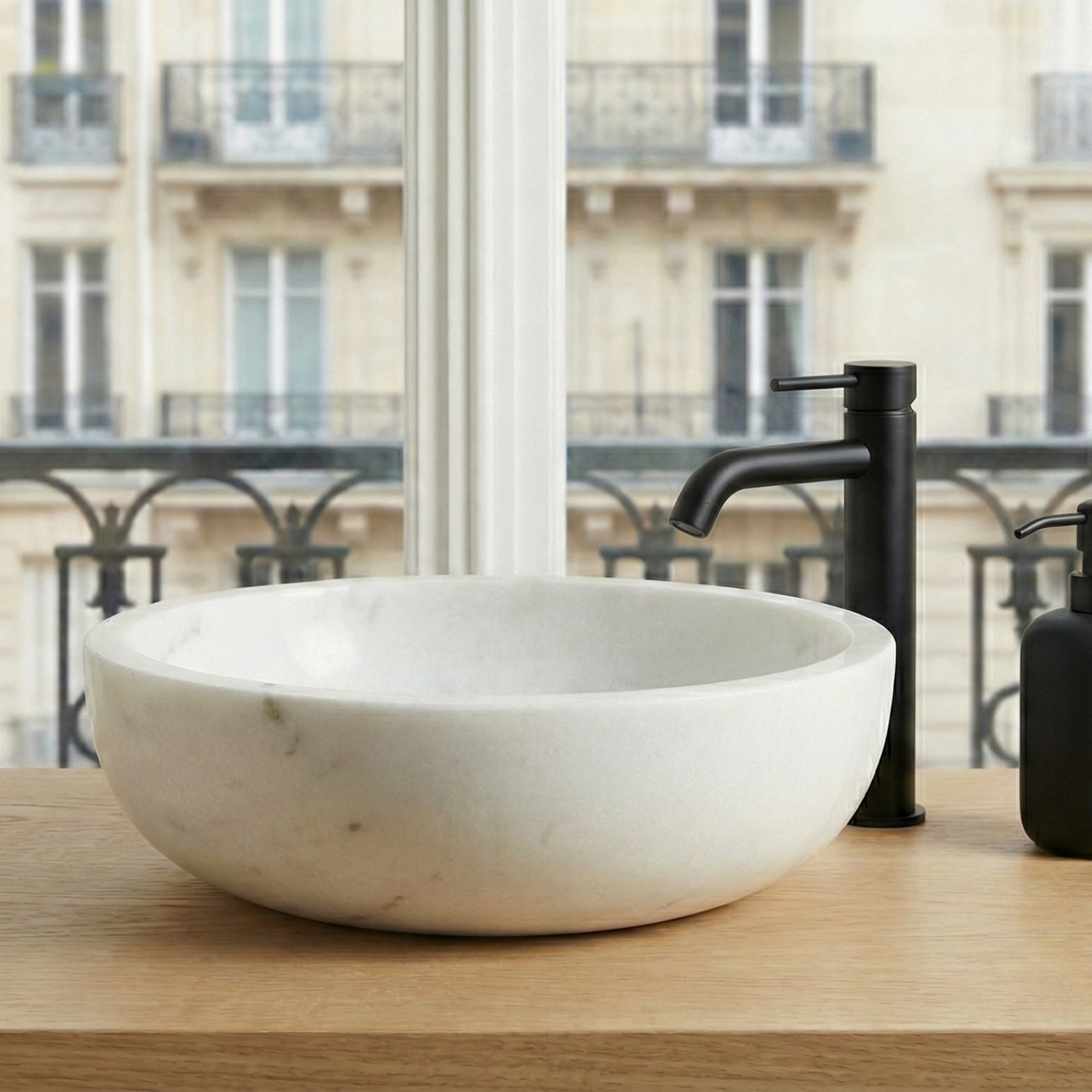 Petit lavabo de salle de bain en marbre blanc