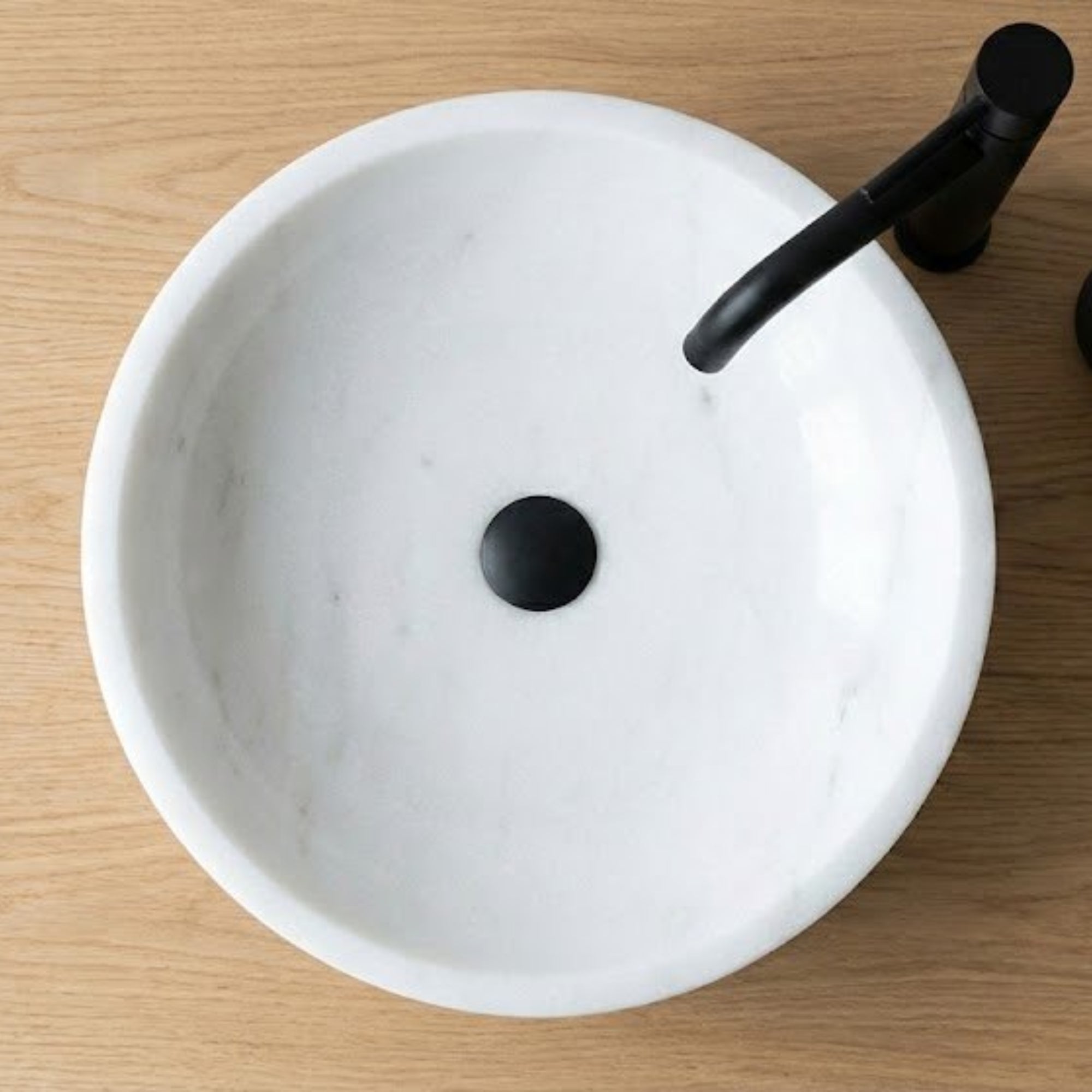 Petit lavabo de salle de bain en marbre blanc