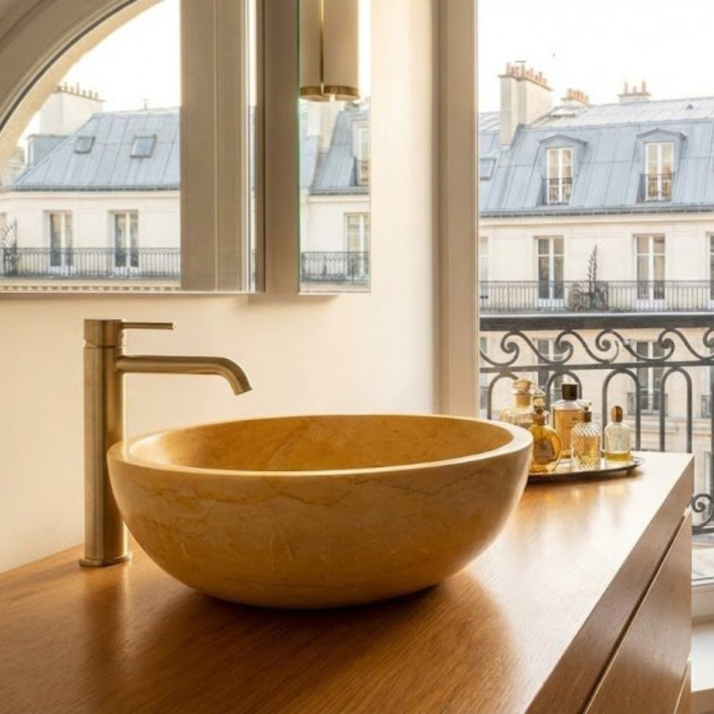 Petit lavabo de salle de bain en marbre jaune
