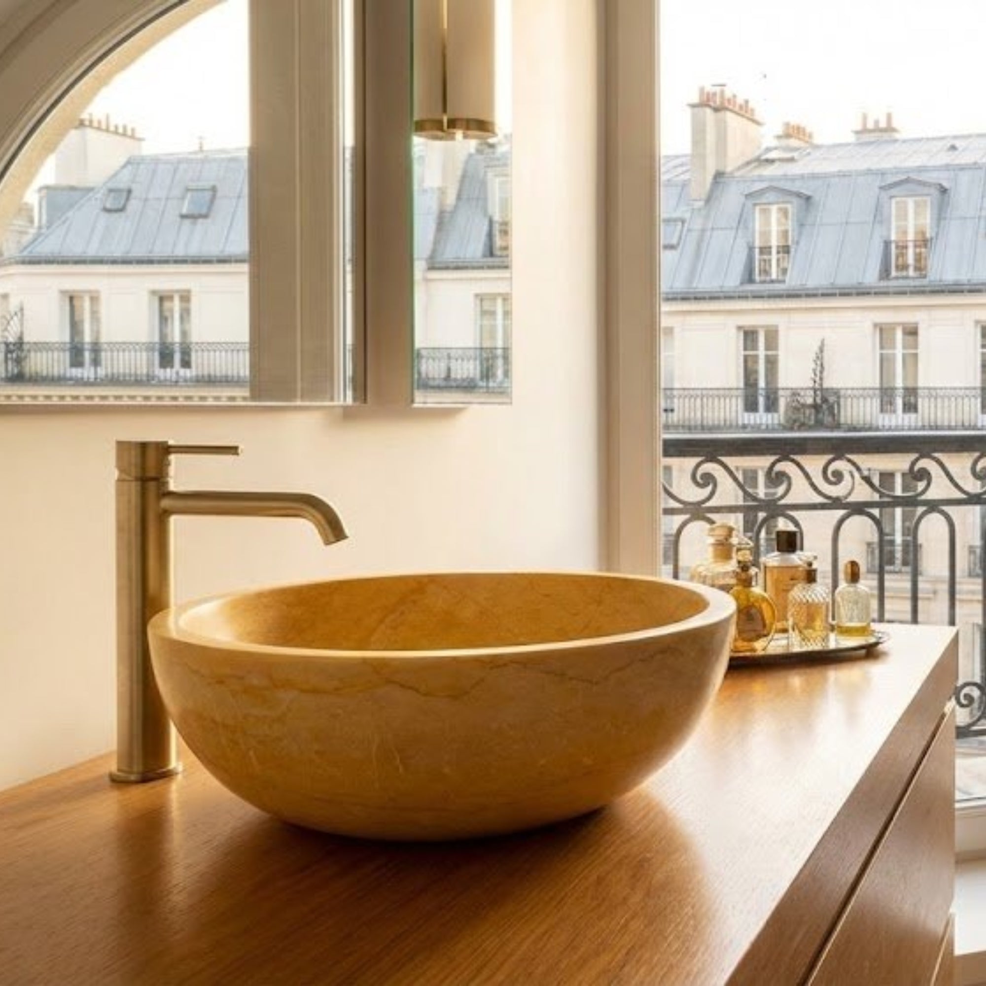 Petit lavabo de salle de bain en marbre jaune