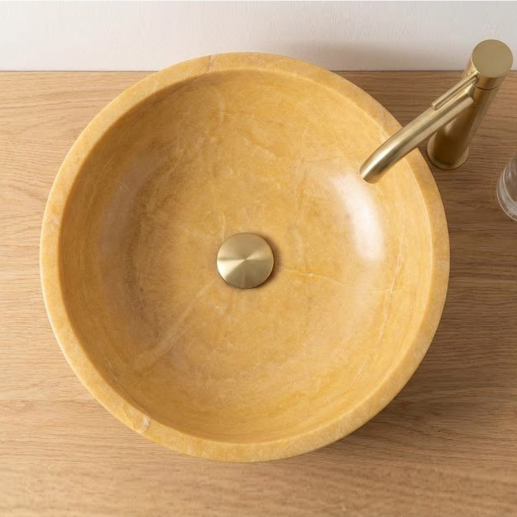 Petit lavabo de salle de bain en marbre jaune