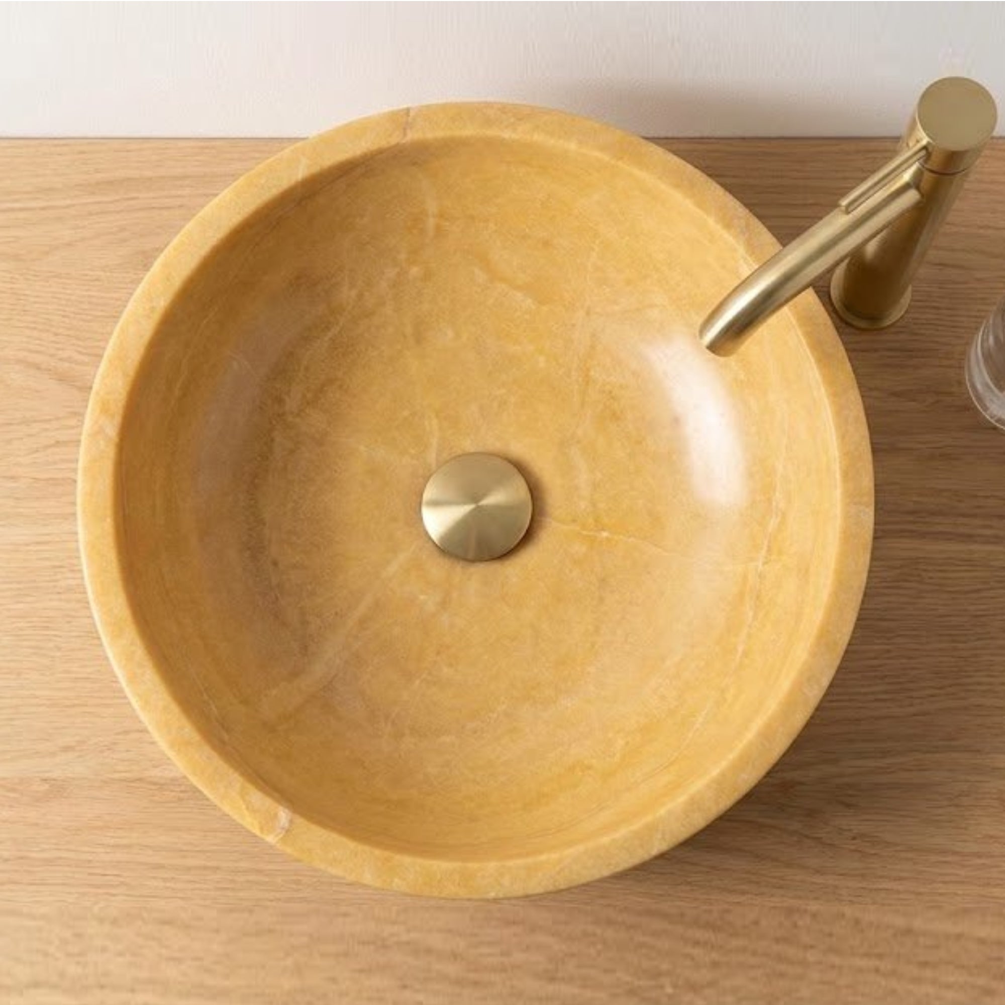 Petit lavabo de salle de bain en marbre jaune