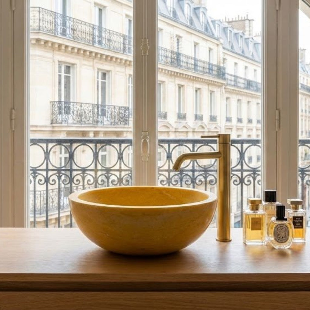 Petit lavabo de salle de bain en marbre jaune