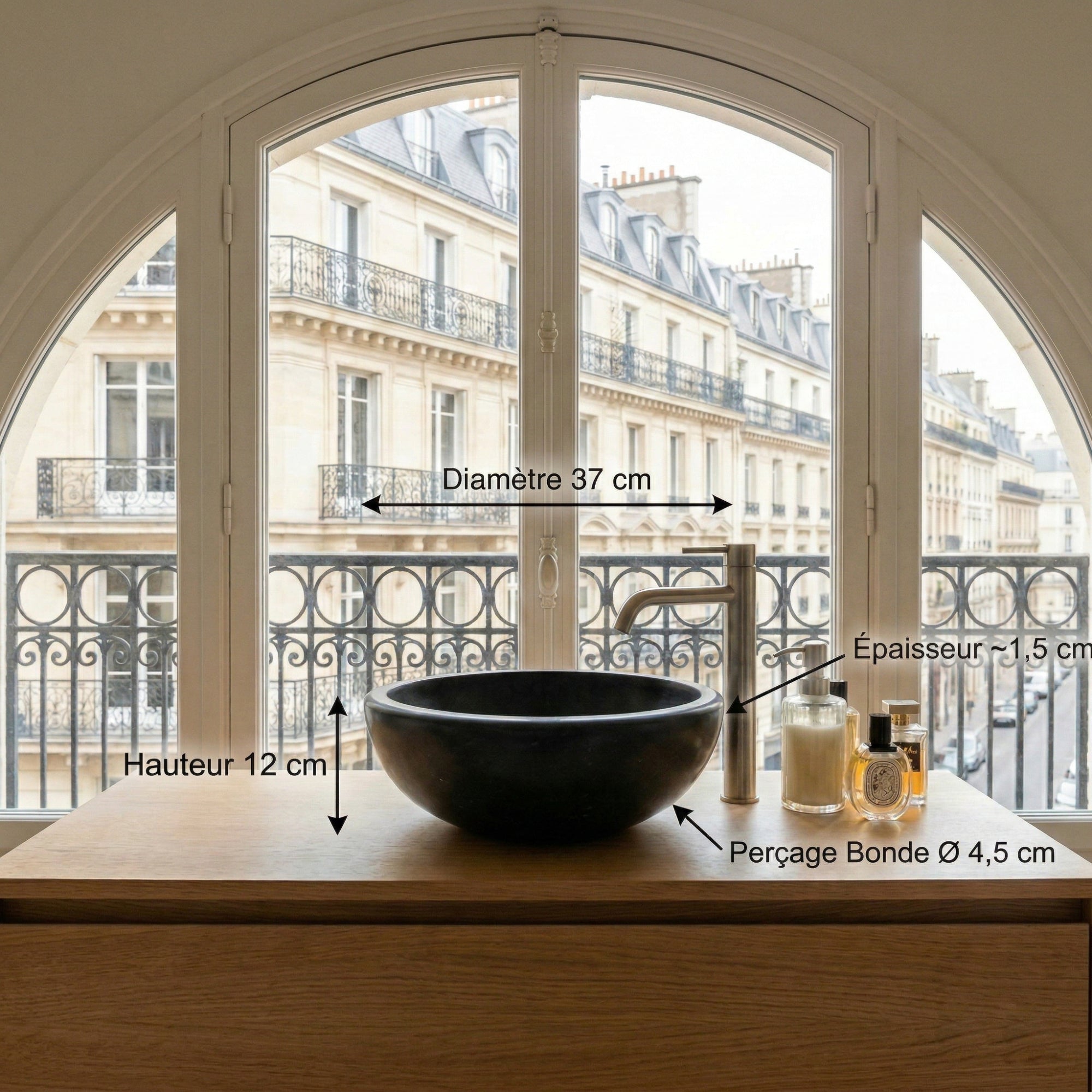 Petit lavabo de salle de bain en marbre noir